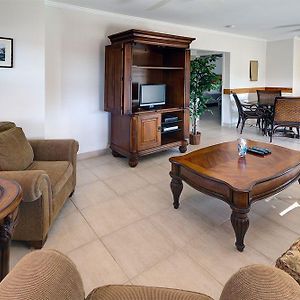 Hut Pointe Inn